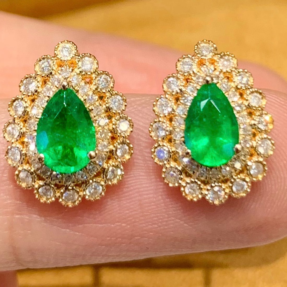 14k Gold 0.8 Ct Vivid Green Natural Emerald & Diamond Earrings - 2