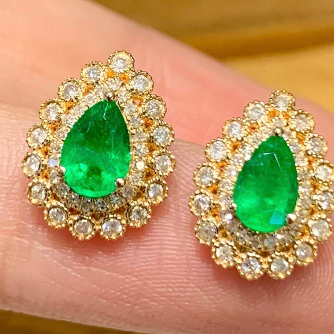 14k Gold 0.8 Ct Vivid Green Natural Emerald & Diamond Earrings - 3
