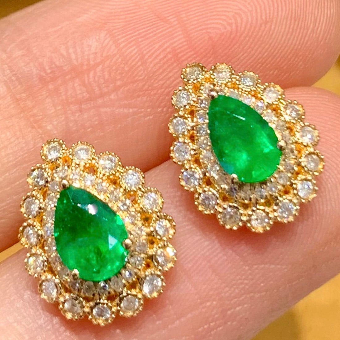 14k Gold 0.8 Ct Vivid Green Natural Emerald & Diamond Earrings - 4