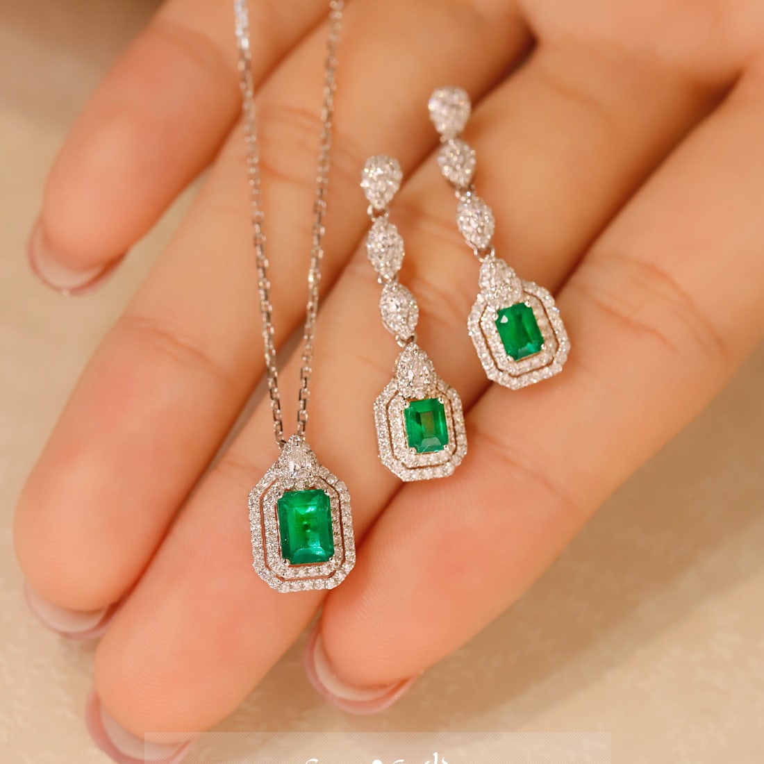 14k Gold 1.67 Ctw Vivid Green Natural Emerald & Diamond Jewelry Set: Ref:231102353 // gold content:14k gold // necklace // main gemstone:emerald // shape:octagonal // carat weight:0. 49ct // color:vivid green // treatment:natural // // adjacent gemstone 2 : diamond //