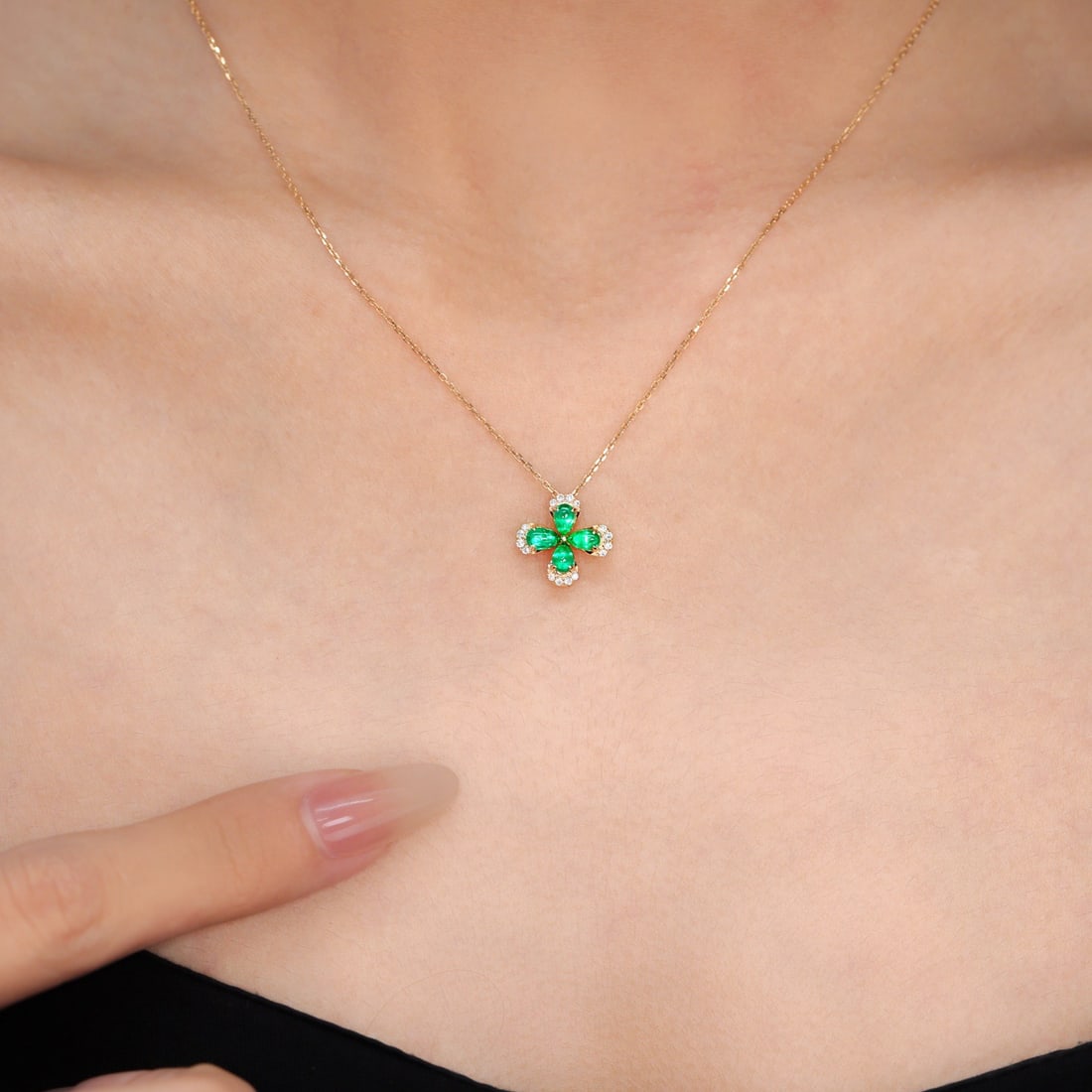 14k Gold 0.76 Ctw Vivid Green Natural Emerald & Diamond Necklace - 2