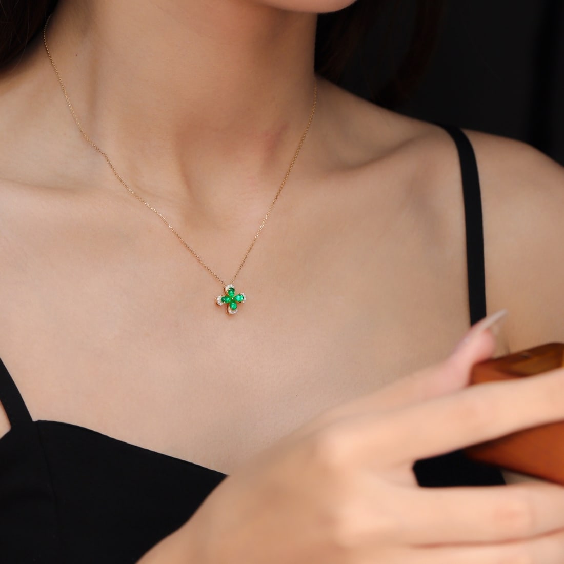 14k Gold 0.76 Ctw Vivid Green Natural Emerald & Diamond Necklace - 4
