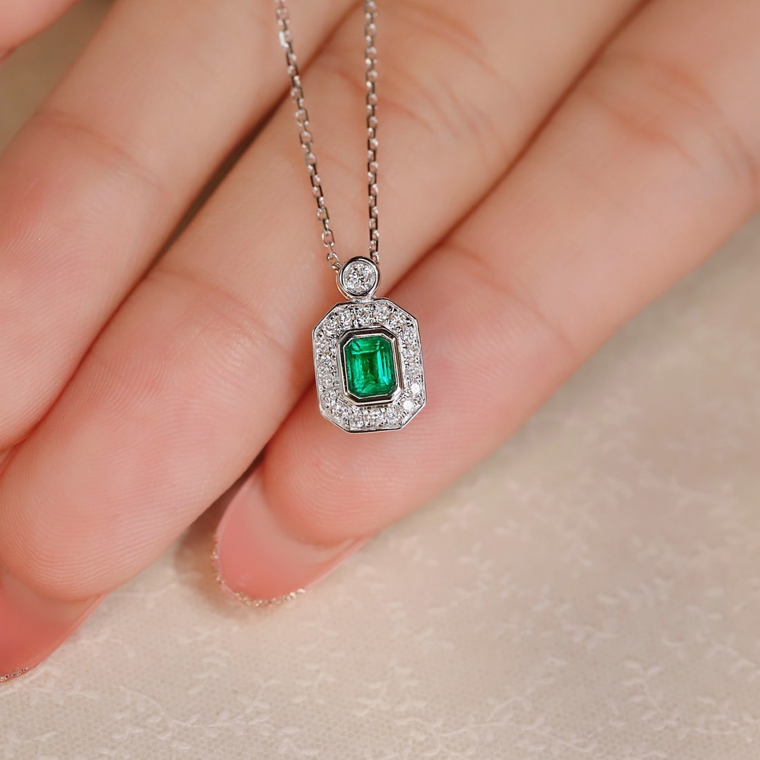 14k Gold 0.45 Ctw Vivid Green Natural Emerald & Diamond Necklace - 4