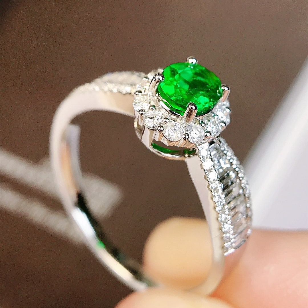 14k Gold 0.87 Ctw Vivid Green Natural Emerald & Diamond Ring - 4