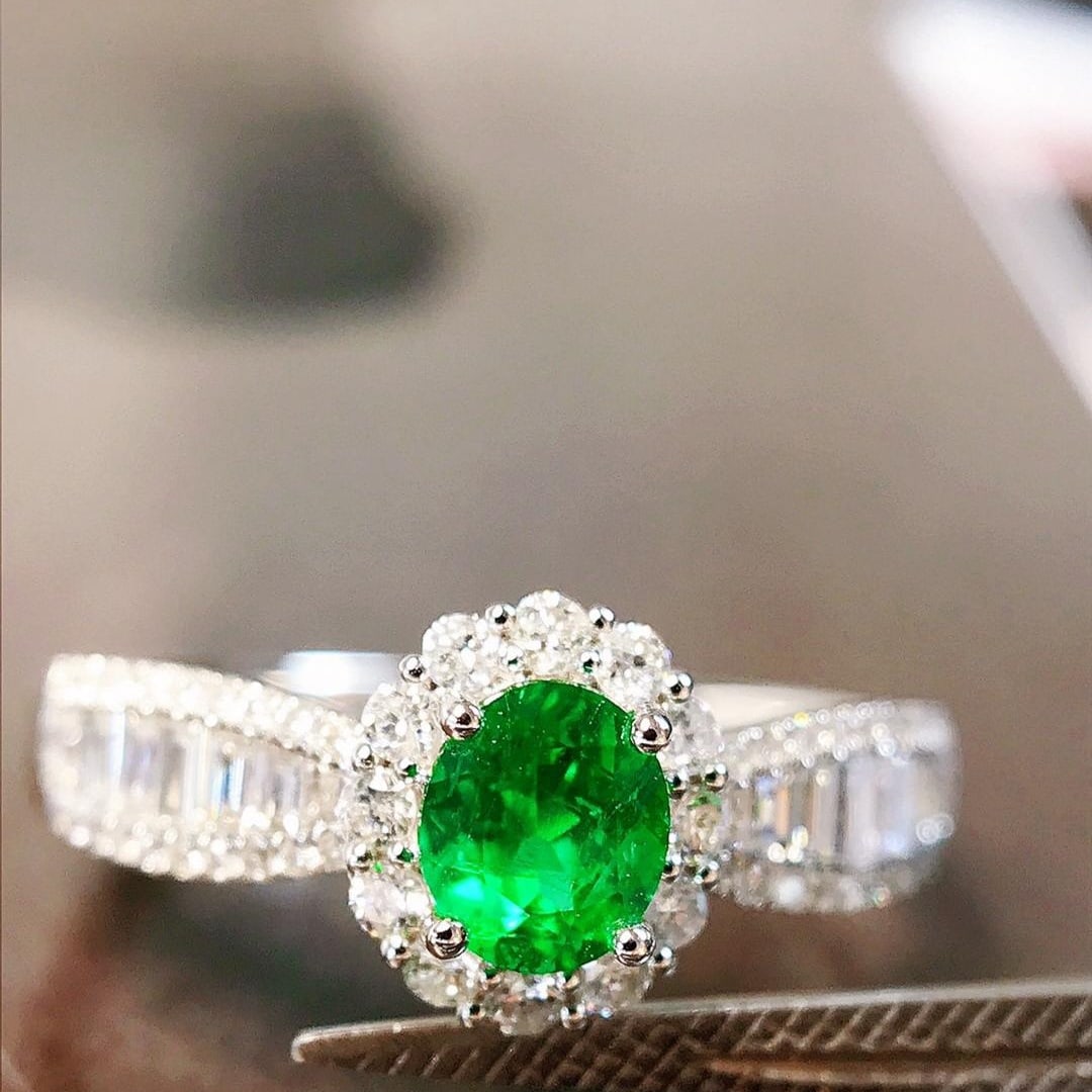 14k Gold 0.87 Ctw Vivid Green Natural Emerald & Diamond Ring - 5
