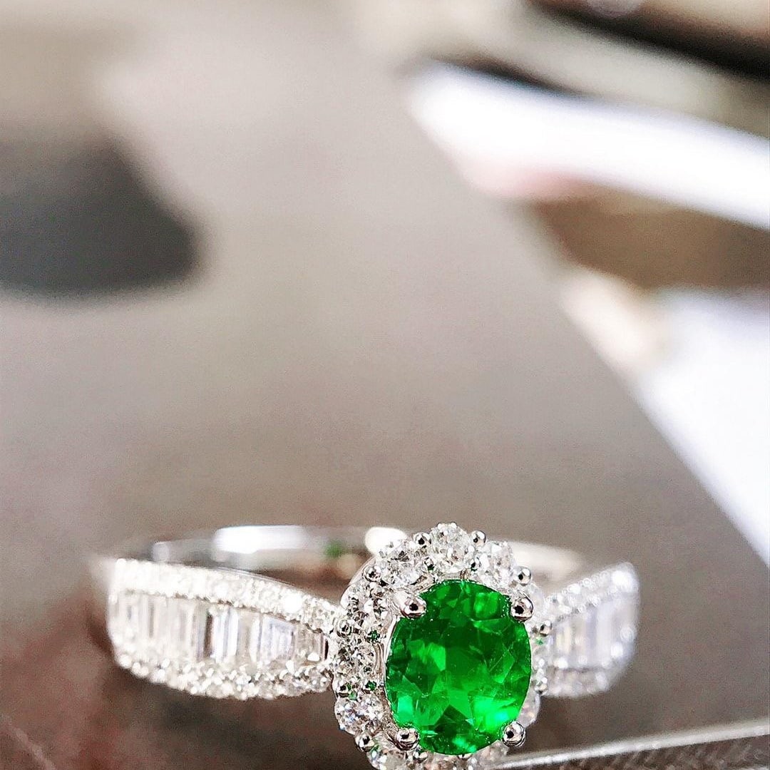 14k Gold 0.87 Ctw Vivid Green Natural Emerald & Diamond Ring - 6