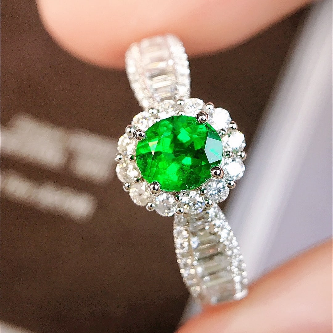 14k Gold 0.87 Ctw Vivid Green Natural Emerald & Diamond Ring - 8