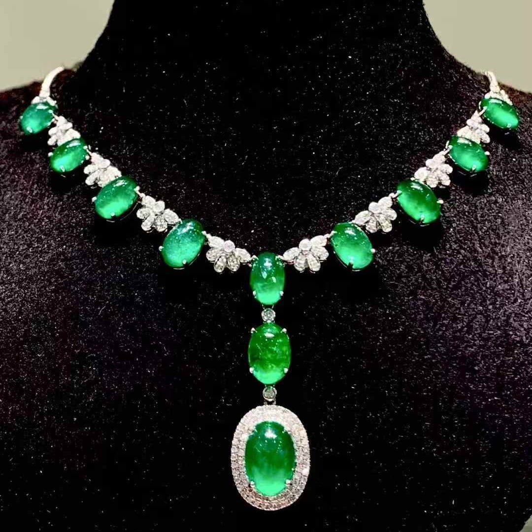 14k Gold 11 Ct Vivid Green Natural Emerald & Diamond Necklace: Ref:231103021 // gold content:14k gold // main gemstone:emerald // shape:oval // carat weight:11ct // color:vivid green // treatment:natural // // adjacent gemstone 2 : diamond // shape:round //