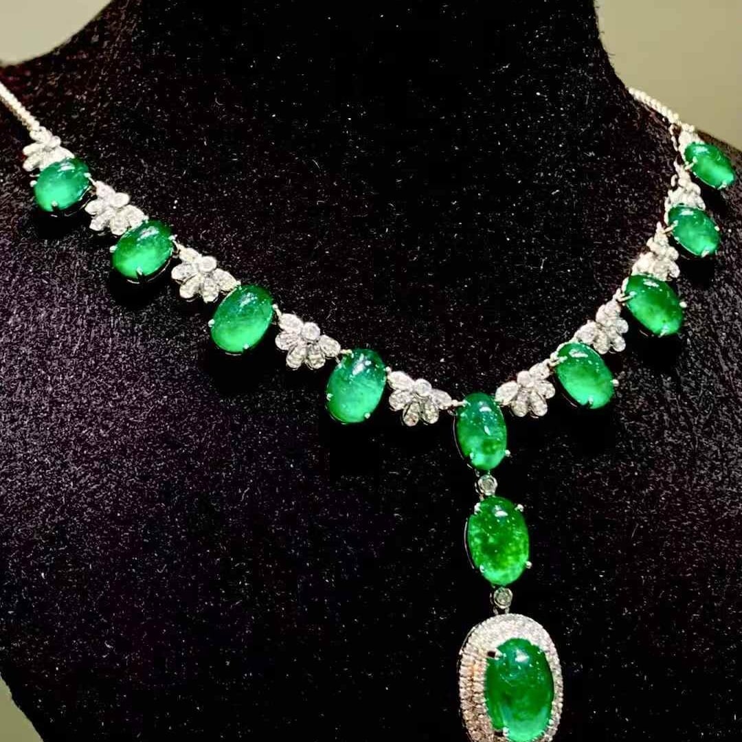 14k Gold 11 Ct Vivid Green Natural Emerald & Diamond Necklace - 2