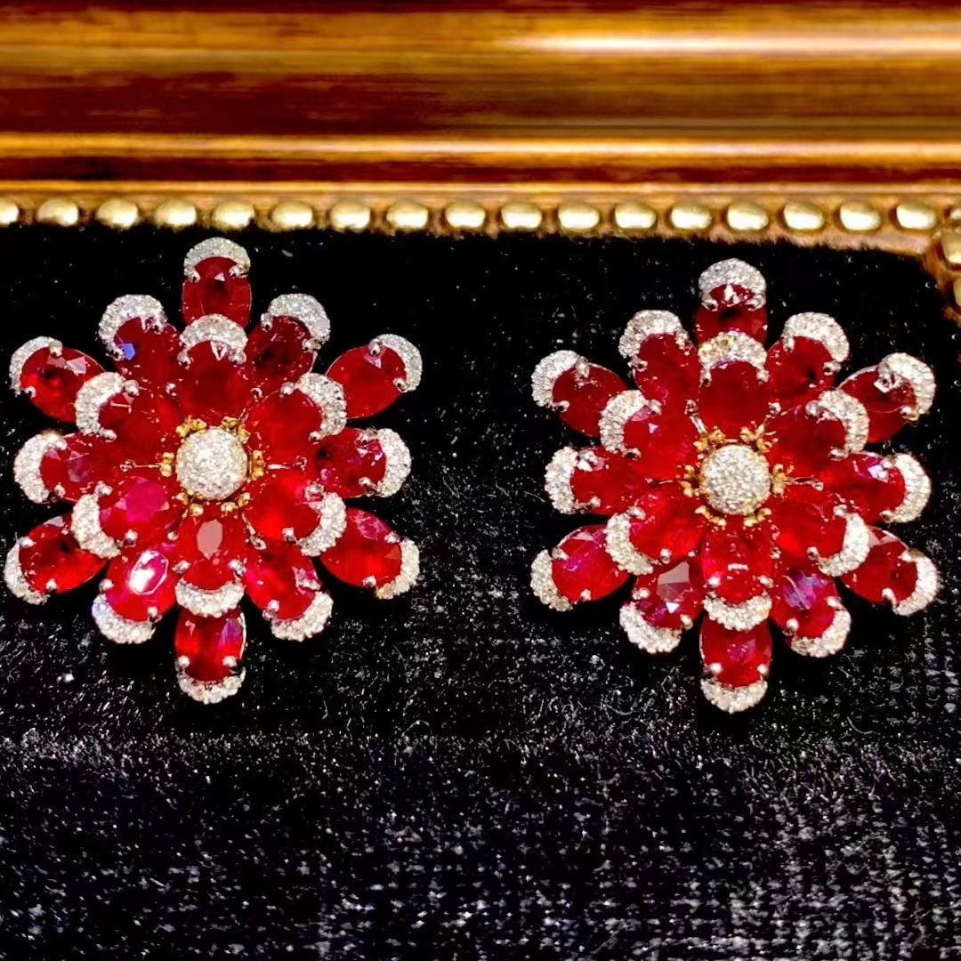 14k Gold 11.25 Ct Natural Ruby & Diamond Earrings: Ref:231103026 // gold content:14k gold // main gemstone:ruby // shape:oval // carat weight:11. 25ct // color:pigeonblood red // treatment:natural // // adjacent gemstone 2 : diamond // shape:round // 