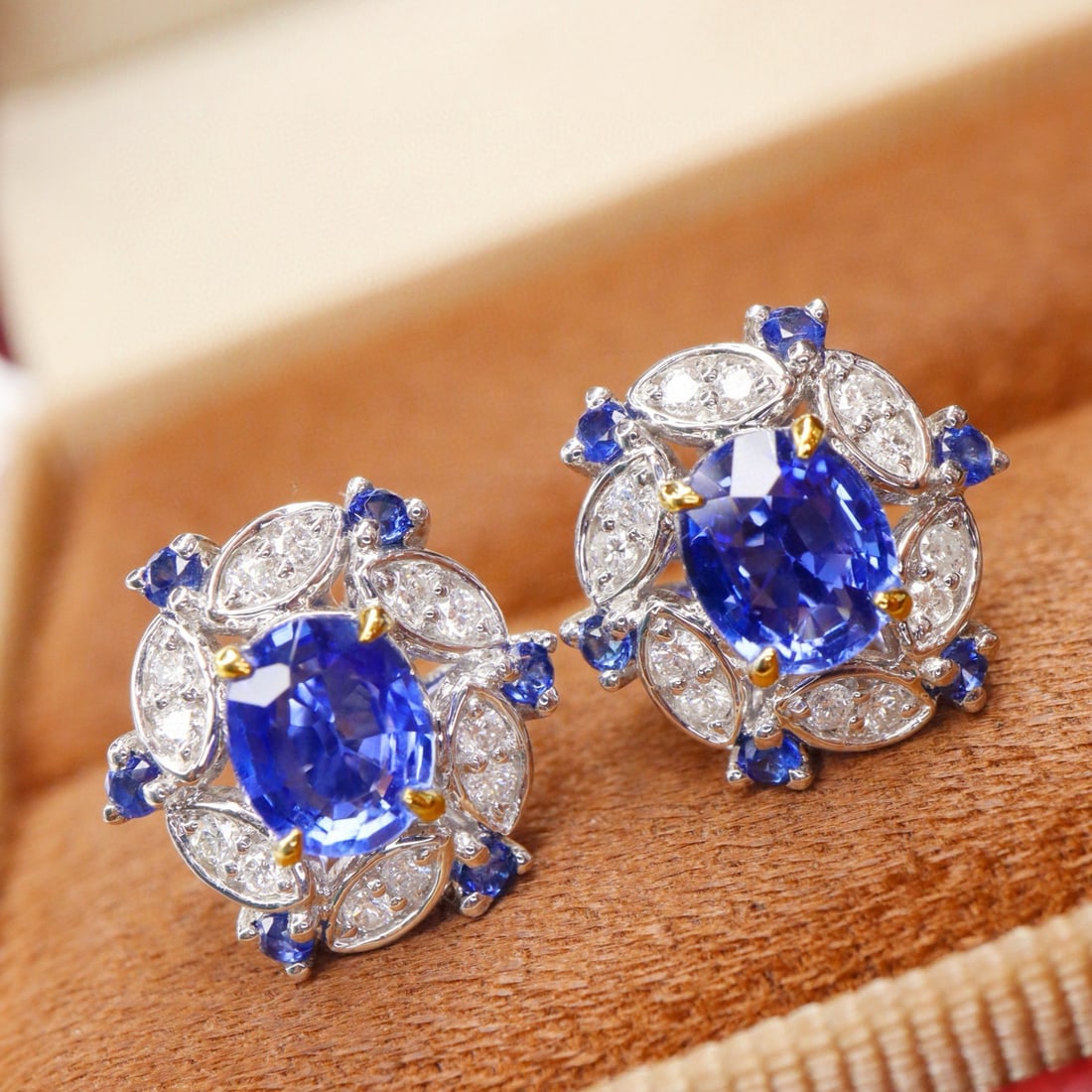14k Gold 1.67 Ctw Natural Sapphire & Diamond Earrings: Ref:231103028 // gold content:14k gold // main gemstone:sapphire // shape:oval // carat weight:1. 57ct // color:cornflower blue // treatment:natural // // adjacent gemstone 2 : diamond // shape:round 