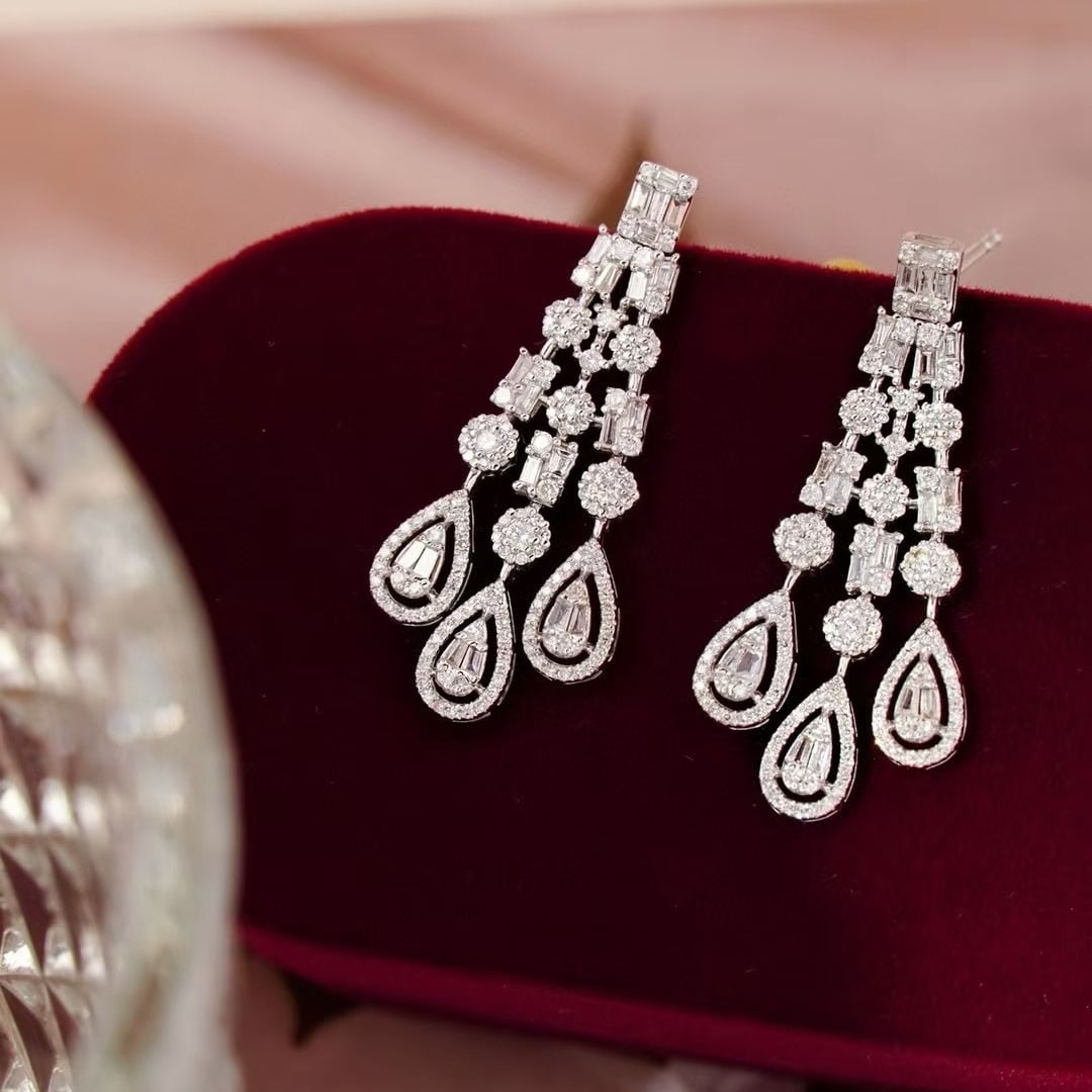 14k Gold 1.4 Ct Natural H Diamond Earrings: Ref:231103035 // gold content:14k gold // main gemstone:diamond // shape:multiple // carat weight:1. 4ct // clarity grade:vs-si // color:h // treatment:natural // Condition: New Low Estimate: 3700.00