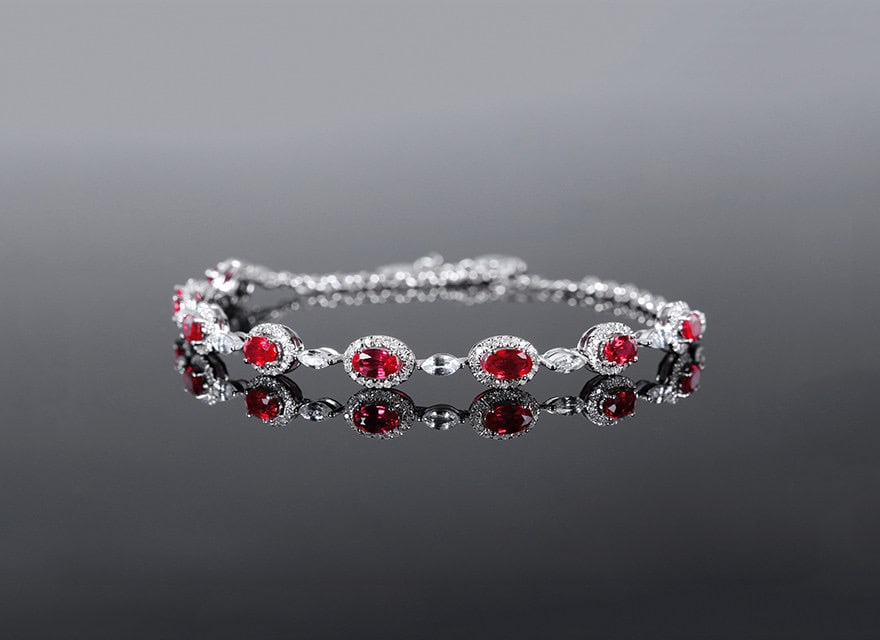 14k Gold 2.48 Ctw Natural Ruby & Diamond Bracelet: Ref:231103066 // gold content:14k gold // main gemstone:ruby // shape:oval // carat weight:2. 05ct // color:red // treatment:natural // // adjacent gemstone 2 : diamond // number of stones:144 //