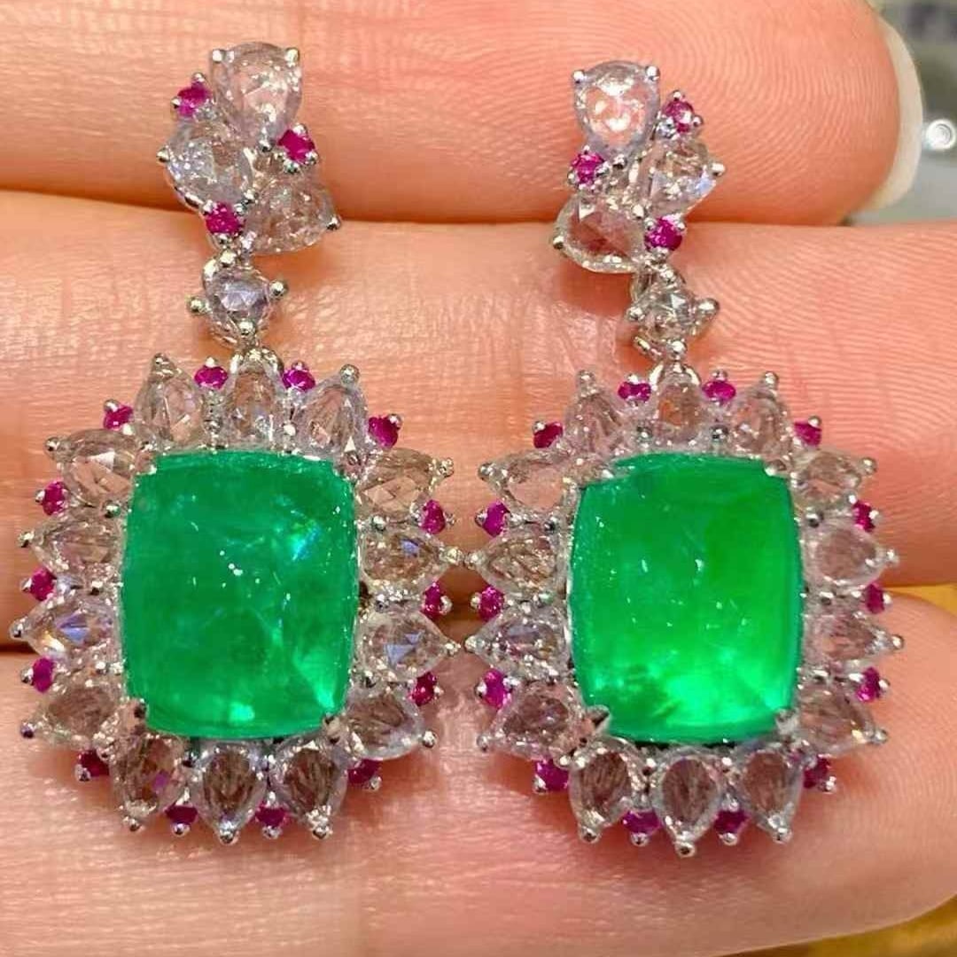 14k Gold 5.9 Ct Natural Emerald & Diamond Earrings: Ref:231103070 // gold content:14k gold // main gemstone:emerald // shape:sugar-loaf // carat weight:5. 9ct // color:green // treatment:natural // // adjacent gemstone 2 : diamond // shape:multiple //