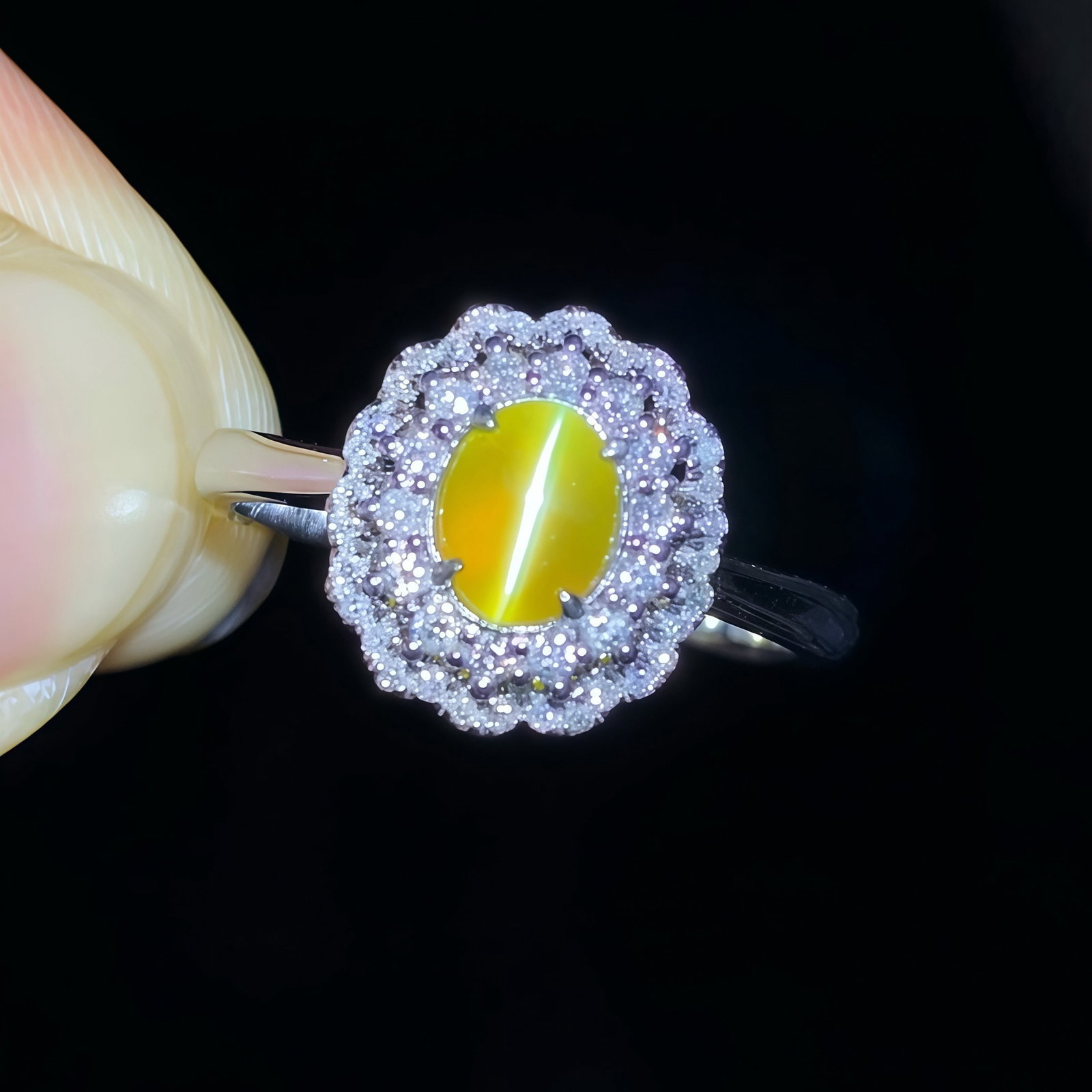 14k Gold 1.34 Ctw Natural Cat's?Eye Chrysoberyl & Diamond Ring: Ref:231103085 // gold content:14k gold // ring size:7. 25us // // main gemstone:cat's? Eye chrysoberyl // shape:oval // carat weight:1. 10ct // color:yellow // treatment:natural // // adjacent