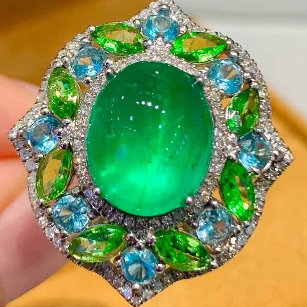 14k Gold 4.35 Ct Vivid Green Natural Emerald & Diamond Ring - 2