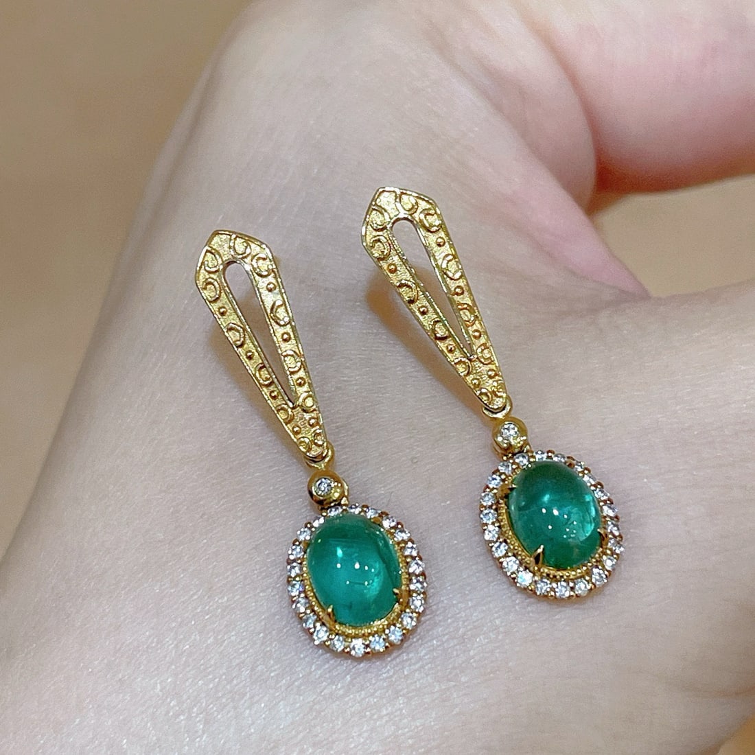 14k Gold 2.89 Ctw Natural Emerald & Diamond Earrings: Ref:231103183 // gold content:14k gold // main gemstone:emerald // shape:oval // carat weight:2. 61ct // color:green // treatment:natural // // adjacent gemstone 2 : diamond // shape:round // carat