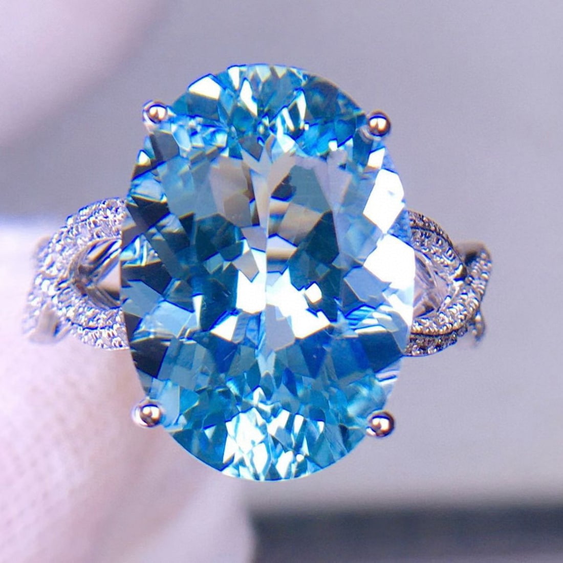 14k Gold 6.82 Ct Natural Aquamarine & Diamond Ring: Ref:231103260 // gold content:14k gold // ring size:7. 25us // // main gemstone:aquamarine // shape:oval // carat weight:6. 82ct // color:santa maria color // treatment:natural // // adjacent