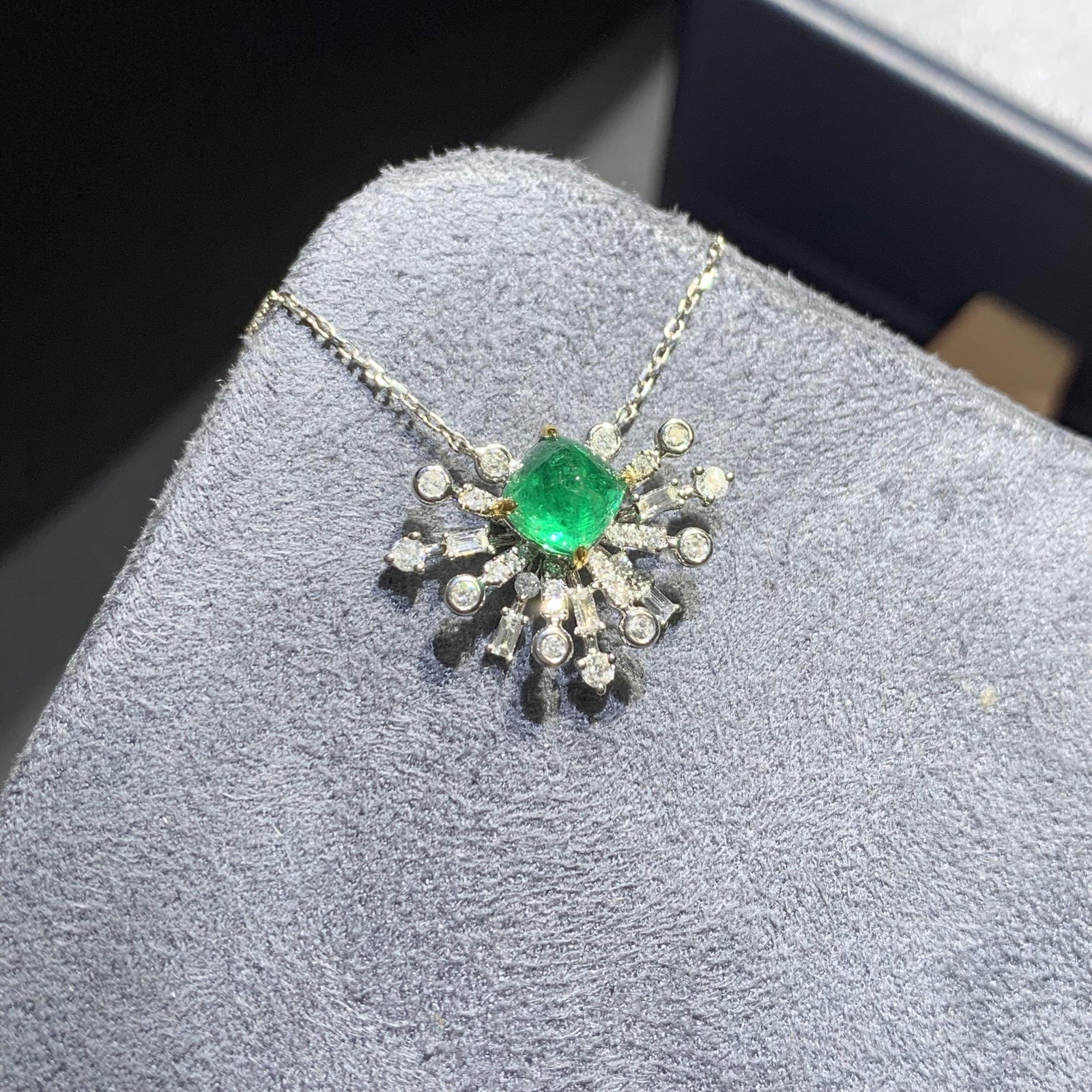 14k Gold 1.38 Ctw Natural Emerald & Diamond Necklace - 2