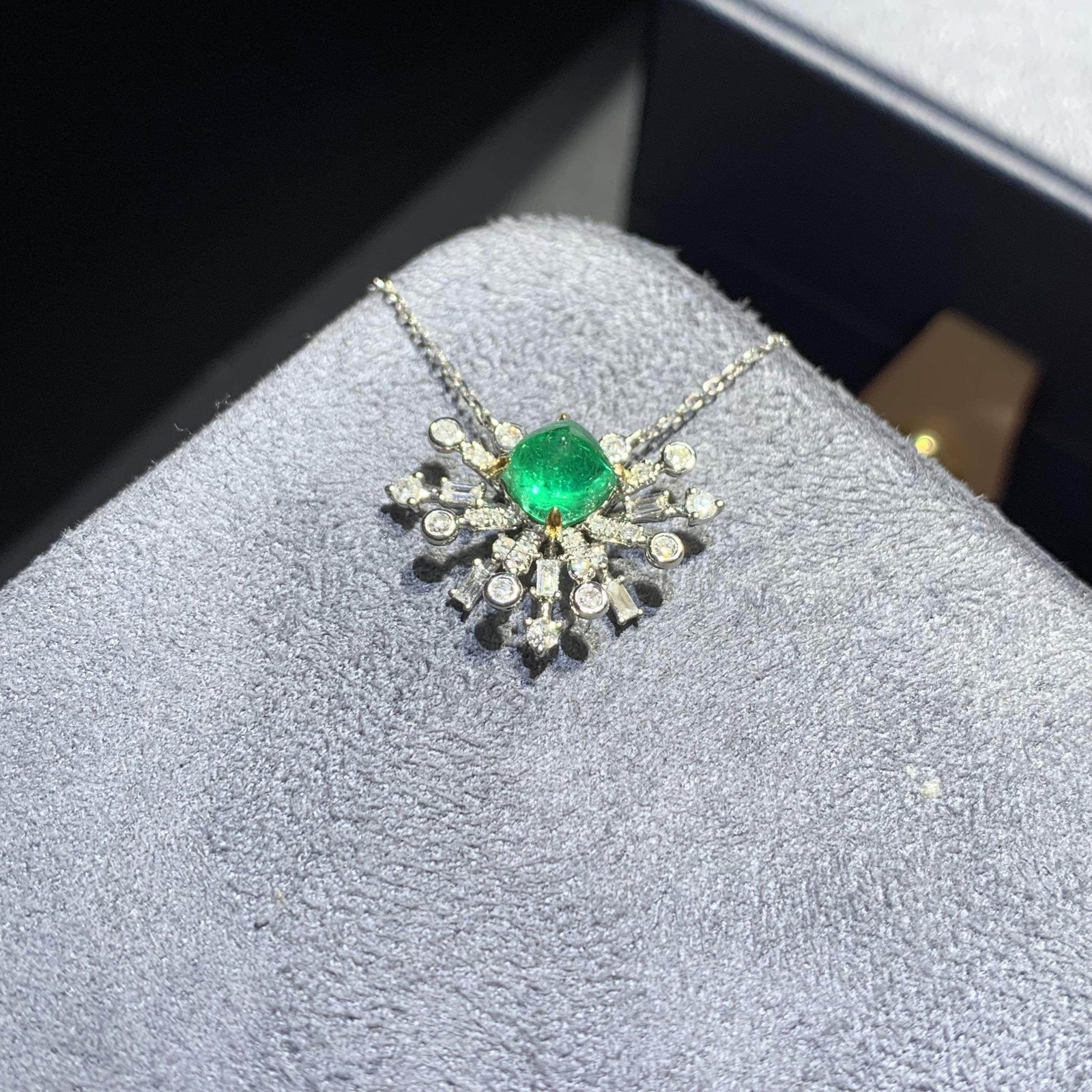 14k Gold 1.38 Ctw Natural Emerald & Diamond Necklace - 4