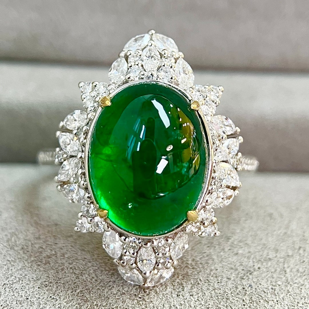 14k Gold 7.60 Ctw Vivid Green Natural Emerald & Diamond Ring: Ref:231104061 // gold content:14k gold // ring size:7. 25us // // main gemstone:emerald // shape:oval // carat weight:6. 80ct // color:vivid green // treatment:natural // // adjacent gemstone 2 :