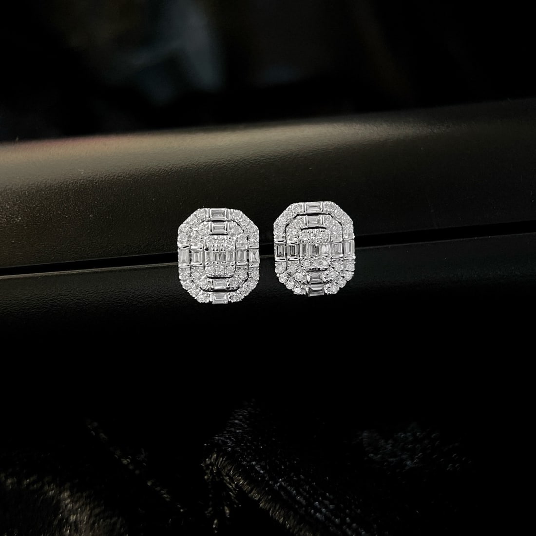 14k Gold 0.76 Ct Natural H Diamond Earrings: Ref:231104082 // gold content:14k gold // main gemstone:diamond // shape:multiple // carat weight:0. 76ct // clarity grade:vs-si // color:h // treatment:natural // Condition: New Low Estimate: