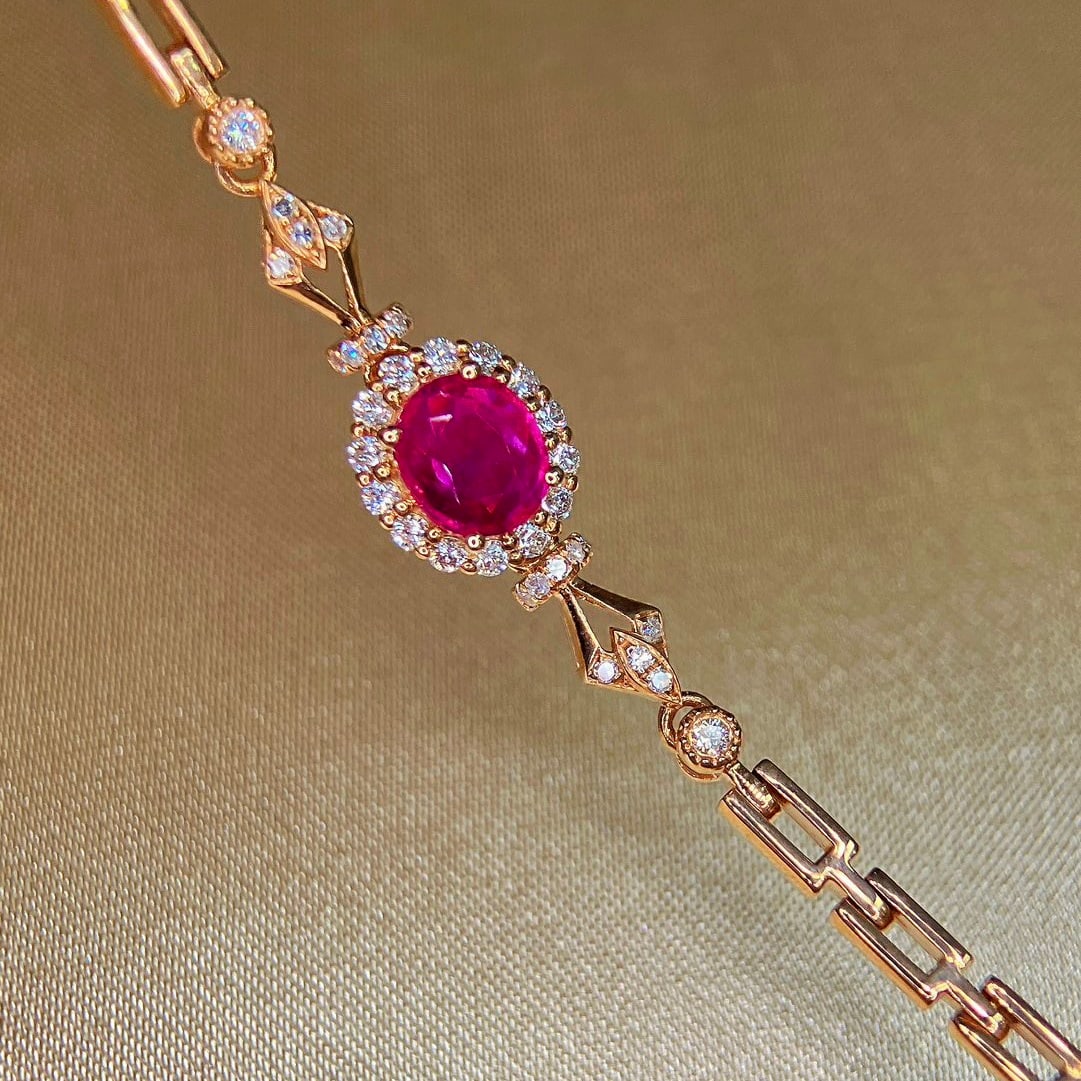 14k Gold 0.72 Ctw Natural Ruby & Diamond Bracelet: Ref:231104095 // gold content:14k gold // main gemstone:ruby // shape:oval // carat weight:0. 5ct // color:red // treatment:natural // // adjacent gemstone 2 : diamond // shape:round // carat