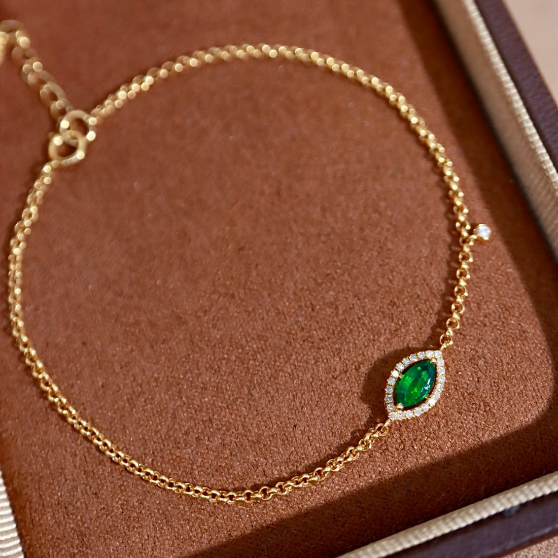 14k Gold 0.36 Ctw Vivid Green Natural Emerald & Diamond Bracelet: Ref:231104100 // gold content:14k gold // main gemstone:emerald // shape:marquise // carat weight:0. 3ct // color:vivid green // treatment:natural // // adjacent gemstone 2 : diamond // shape:round