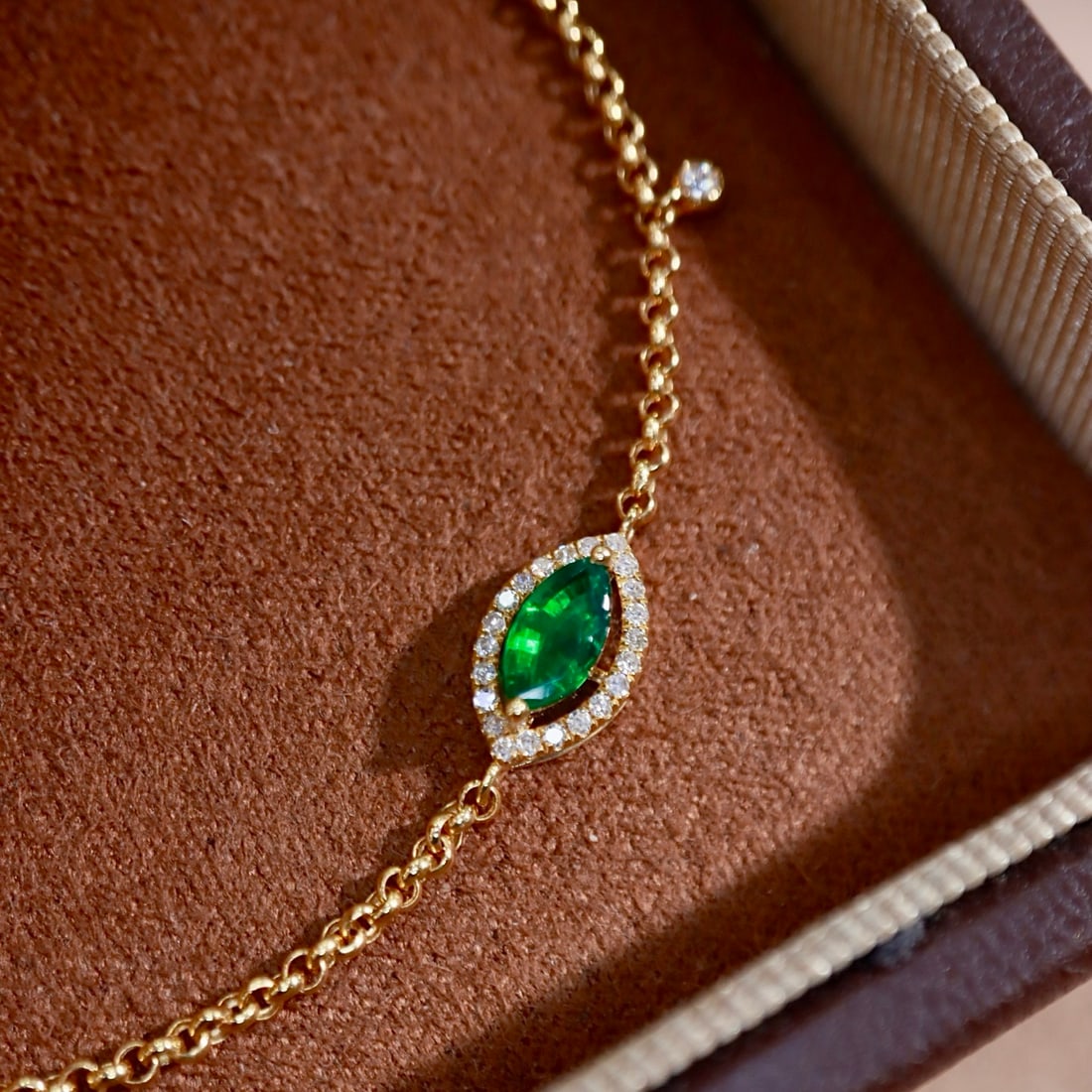 14k Gold 0.36 Ctw Vivid Green Natural Emerald & Diamond Bracelet - 2