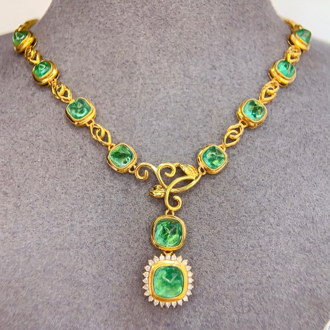 14k Gold 8 Ct Natural Emerald & Diamond Necklace - 2