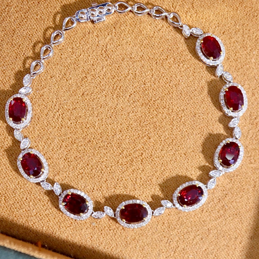 14k Gold 5.43 Ctw Natural Ruby & Diamond Bracelet: Ref:231104126 // gold content:14k gold // main gemstone:ruby // shape:oval // carat weight:4. 81ct // color:red // treatment:natural // // adjacent gemstone 2 : diamond // shape:round // carat