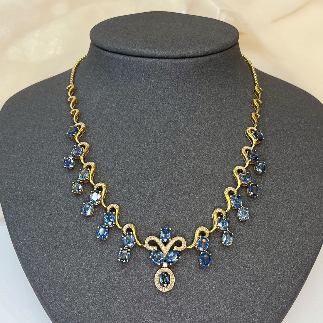 14k Gold 11.60 Ct Natural Sapphire & Diamond Necklace - 4