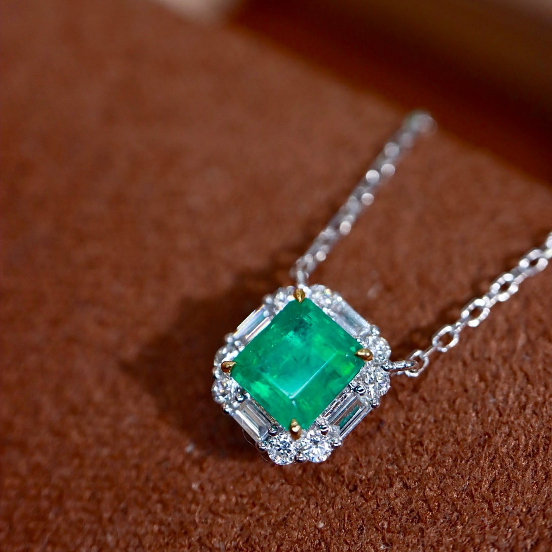 14k Gold 0.63 Ctw Natural Emerald & Diamond Necklace - 2