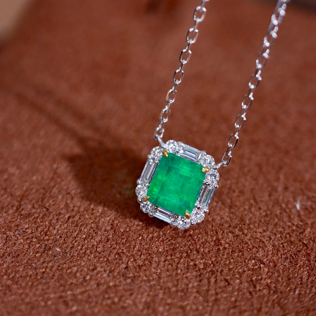 14k Gold 0.63 Ctw Natural Emerald & Diamond Necklace - 3