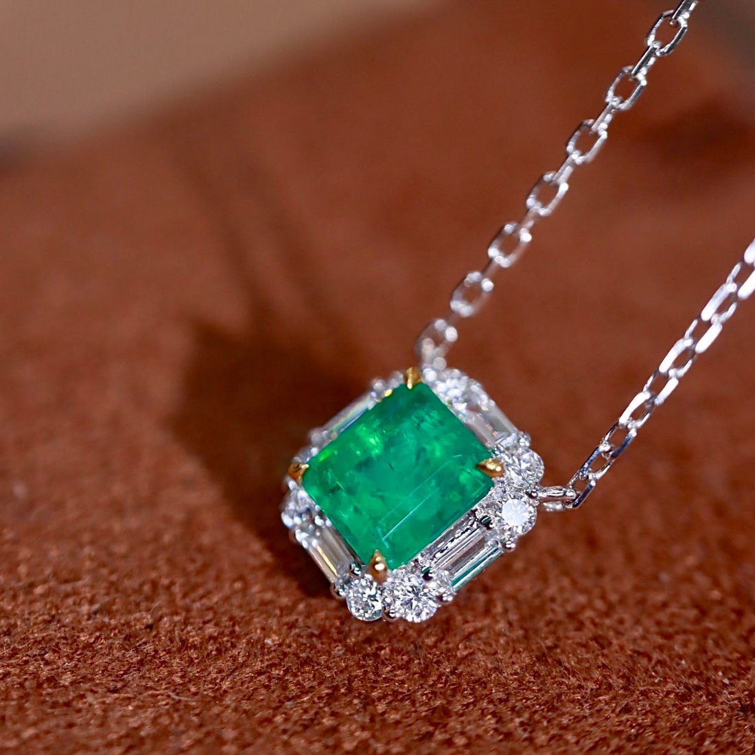 14k Gold 0.63 Ctw Natural Emerald & Diamond Necklace - 4