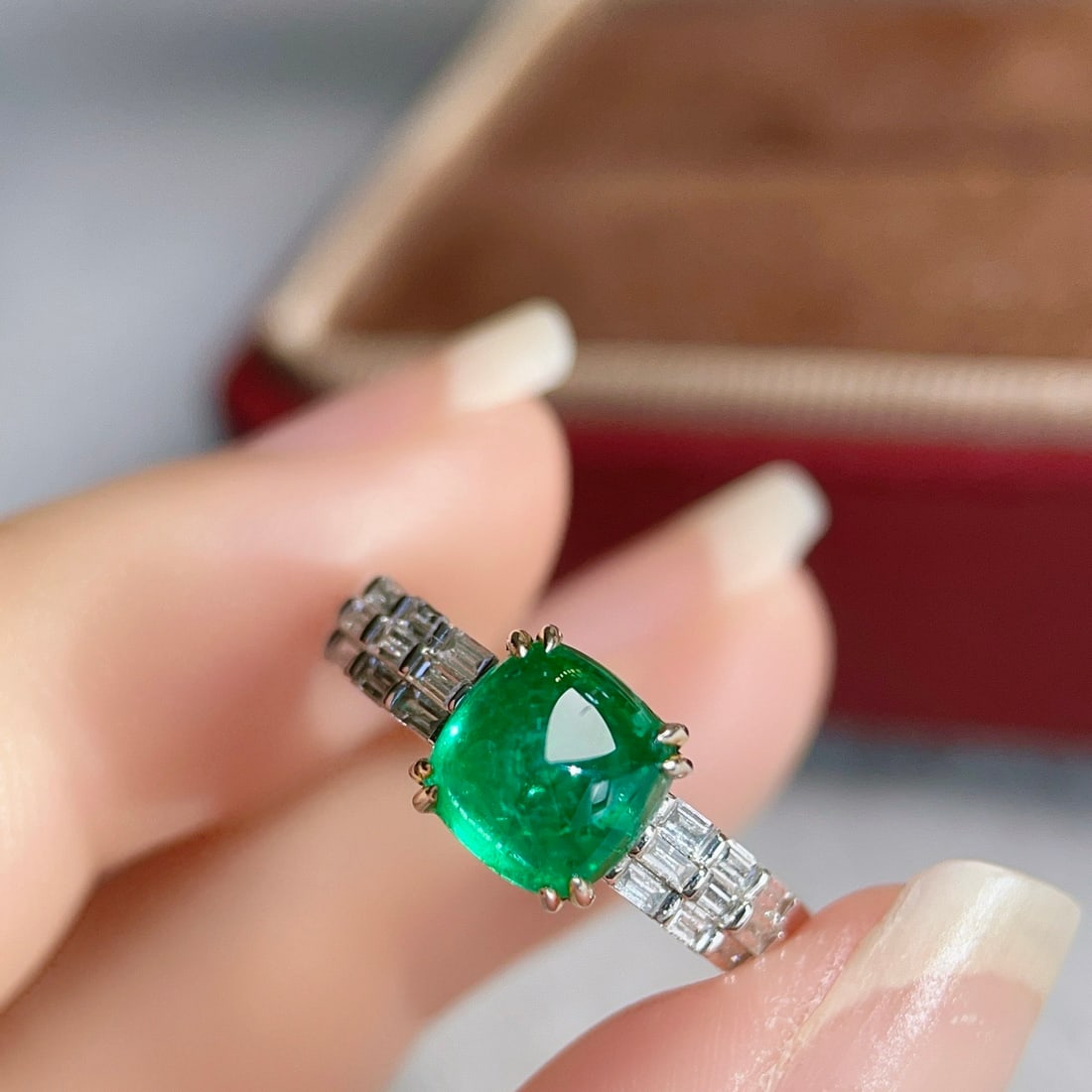 14k Gold 2.24 Ctw Vivid Green Natural Emerald & Diamond Ring: Ref:231104147 // gold content:14k gold // ring size:7. 25us // // main gemstone:emerald // shape:sugar-loaf // carat weight:1. 9ct // color:vivid green // treatment:natural // // adjacent gemstone 2 :