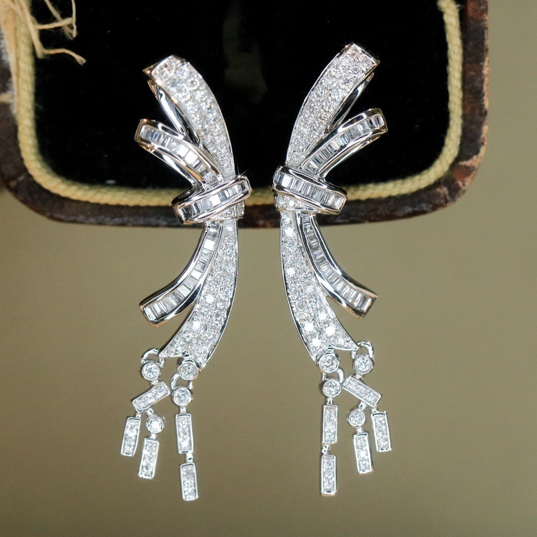 14k Gold 0.6 Ct Natural H Diamond Earrings: Ref:231104153 // gold content:14k gold // main gemstone:diamond // shape:multiple // carat weight:0. 6ct // clarity grade:vs-si // color:h // treatment:natural // Condition: New Low Estimate: 4600.00 