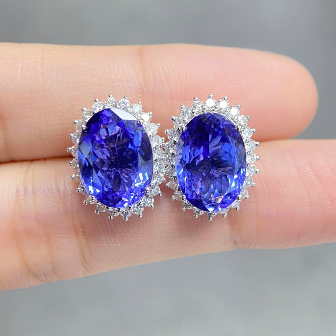 14k Gold 10.55 Ctw Natural Tanzanite & Diamond Earrings: Ref:231104173 // gold content:14k gold // main gemstone:tanzanite // shape:oval // carat weight:9. 80ct // color:blue // treatment:natural // // adjacent gemstone 2 : diamond // shape:round // carat
