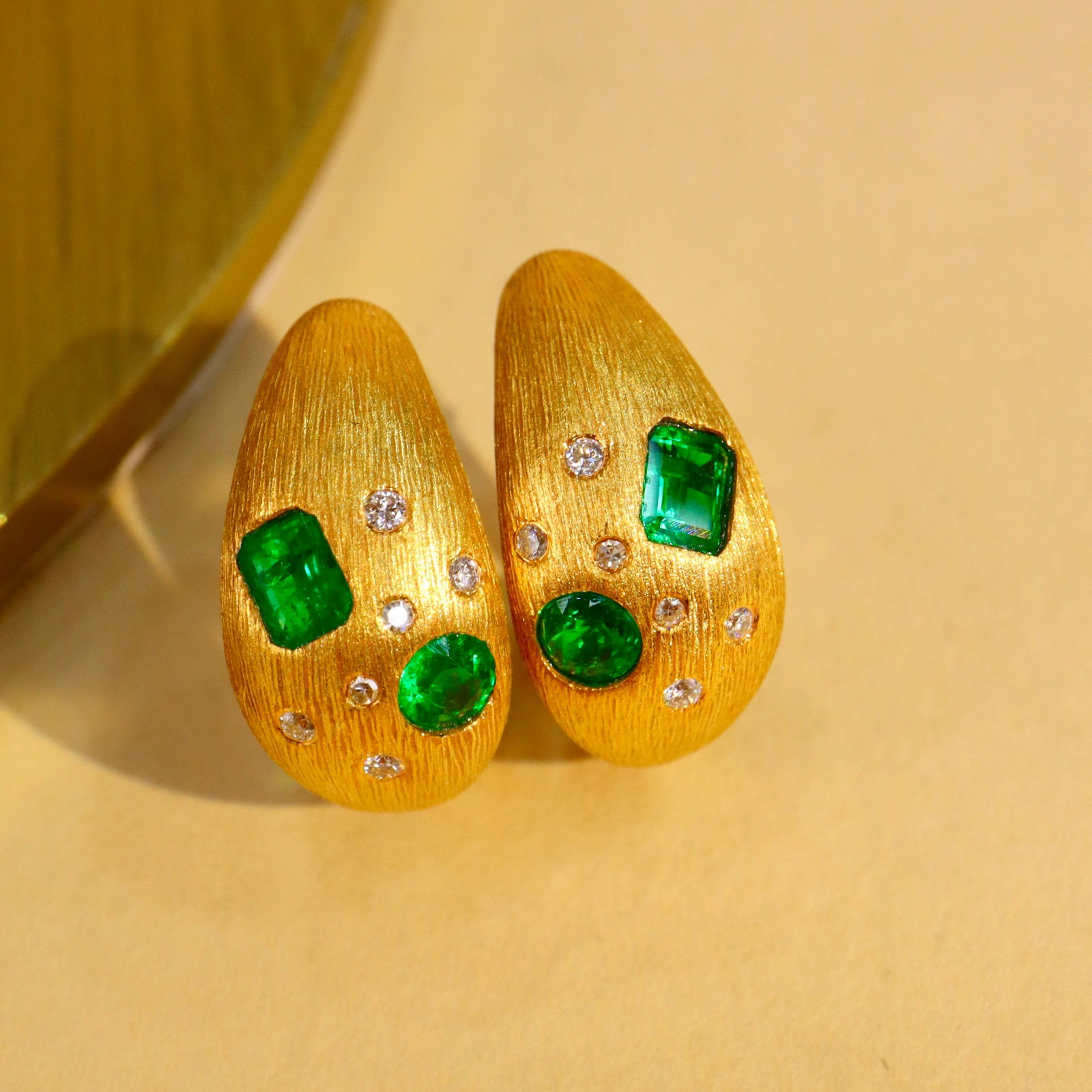 14k Gold 0.70 Ctw Vivid Green Natural Emerald & Diamond Earrings: Ref:231104175 // gold content:14k gold // main gemstone:emerald // shape:multiple // carat weight:0. 60ct // color:vivid green // treatment:natural // // adjacent gemstone 2 : diamond // shape:round