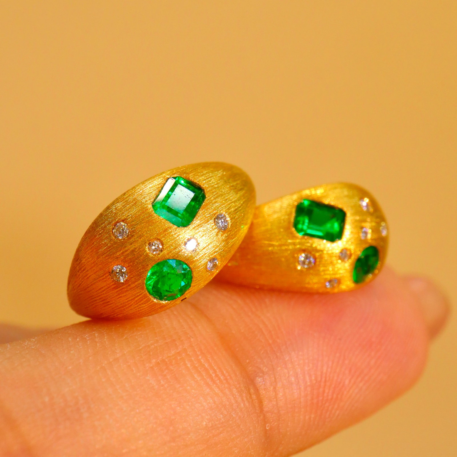 14k Gold 0.70 Ctw Vivid Green Natural Emerald & Diamond Earrings - 2