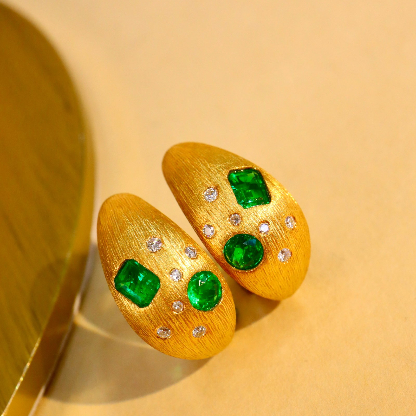 14k Gold 0.70 Ctw Vivid Green Natural Emerald & Diamond Earrings - 3