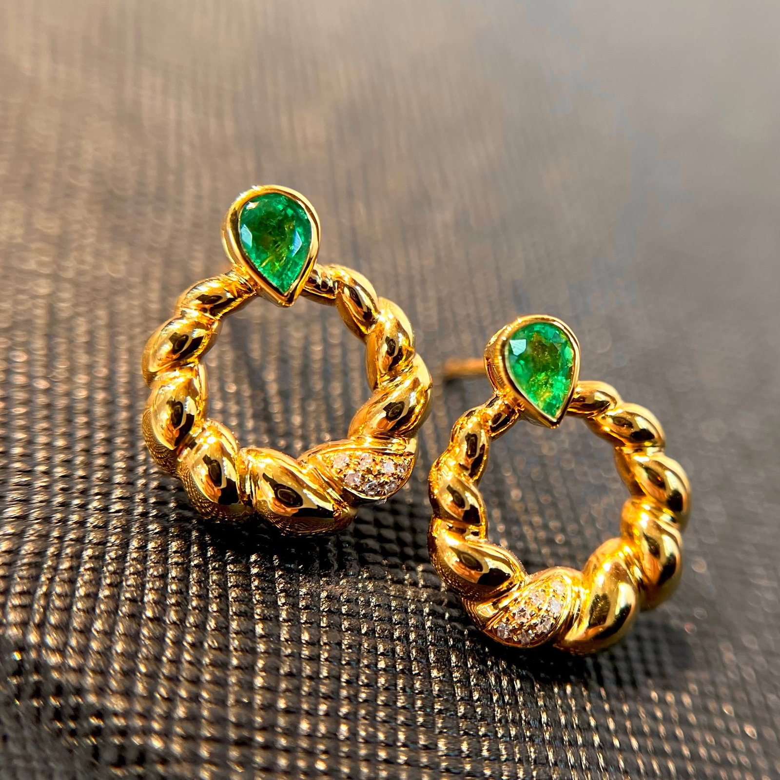 14k Gold 0.40 Ctw Vivid Green Natural Emerald & Diamond Earrings: Ref:231104176 // gold content:14k gold // main gemstone:emerald // shape:pear // carat weight:0. 35ct // color:vivid green // treatment:natural // // adjacent gemstone 2 : diamond // shape:round //