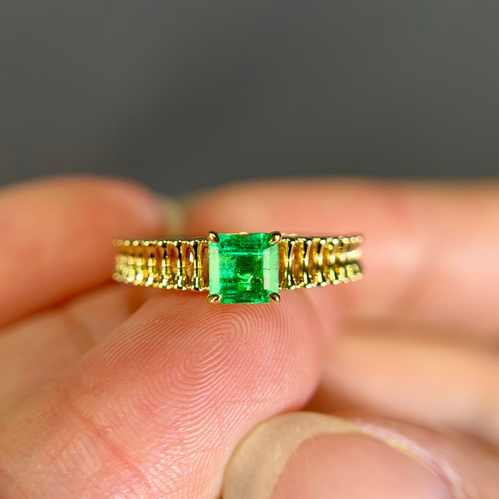 14k Gold 0.40 Ct Vivid Green Natural Emerald Ring - 2
