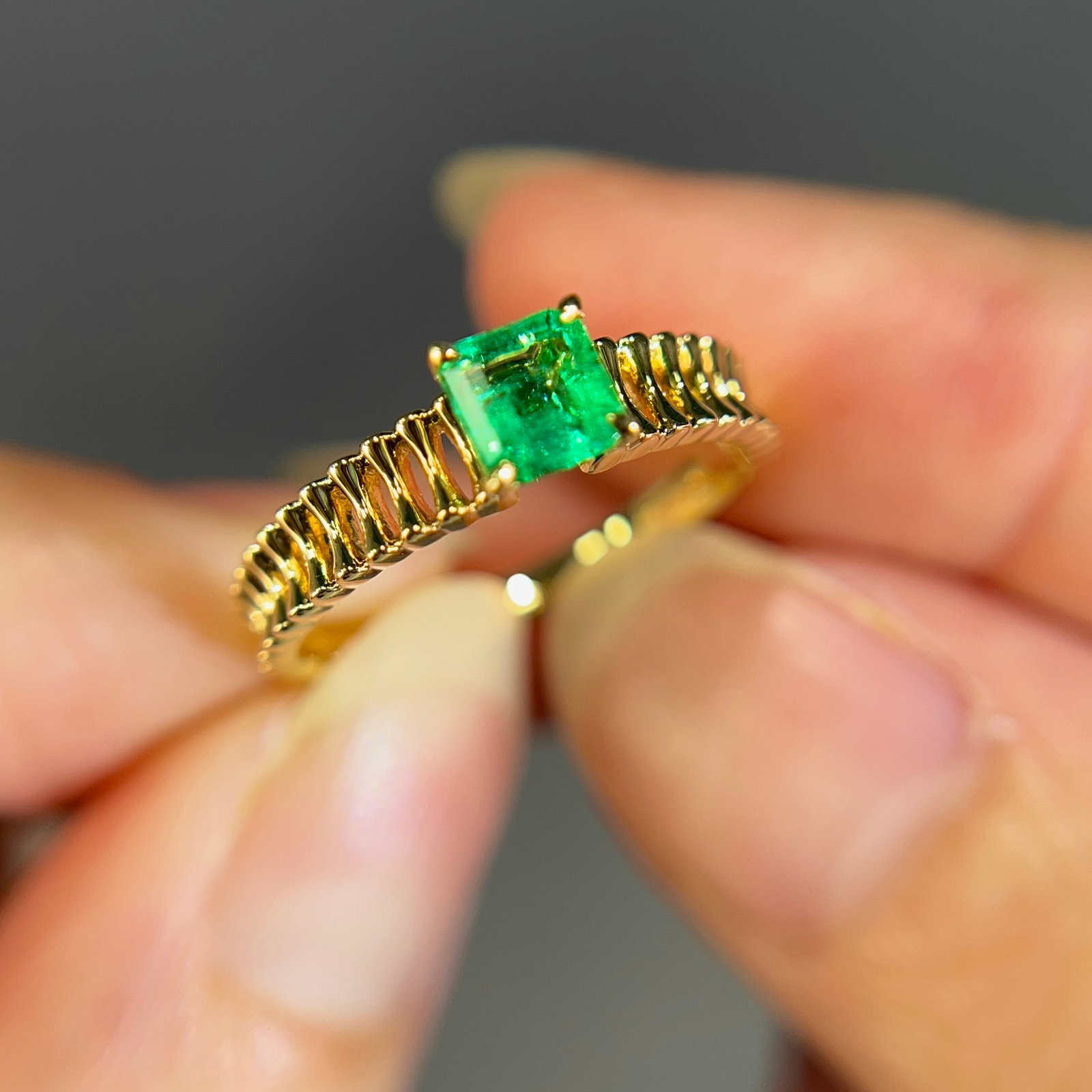 14k Gold 0.40 Ct Vivid Green Natural Emerald Ring - 3