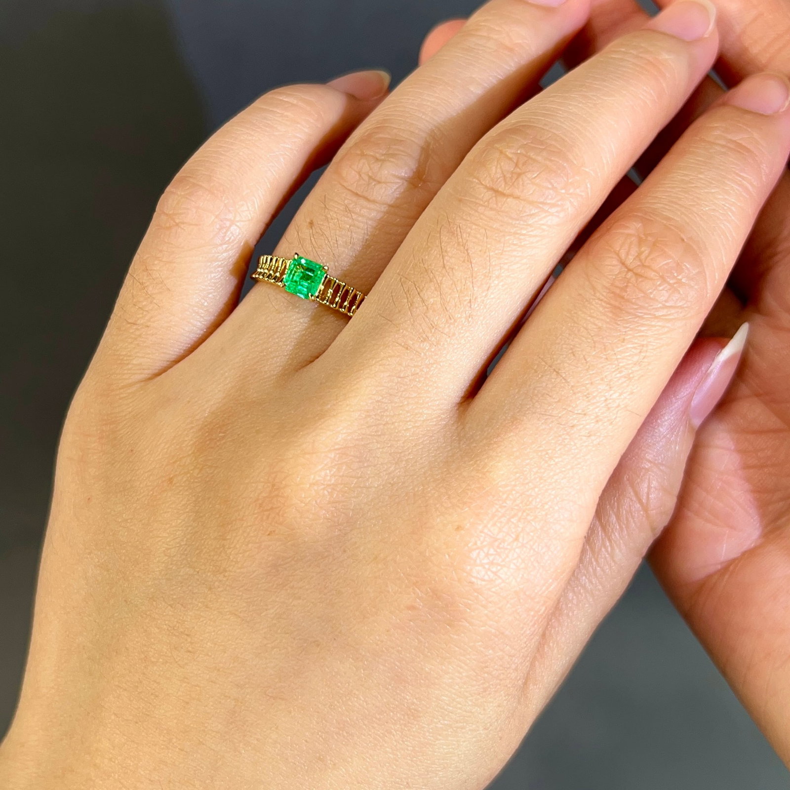 14k Gold 0.40 Ct Vivid Green Natural Emerald Ring - 4
