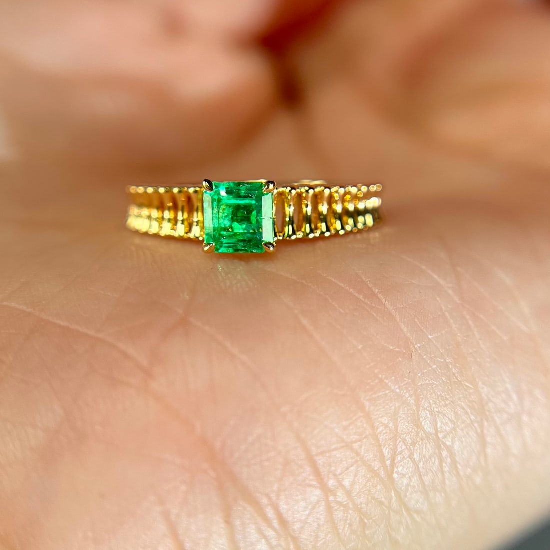 14k Gold 0.40 Ct Vivid Green Natural Emerald Ring - 5