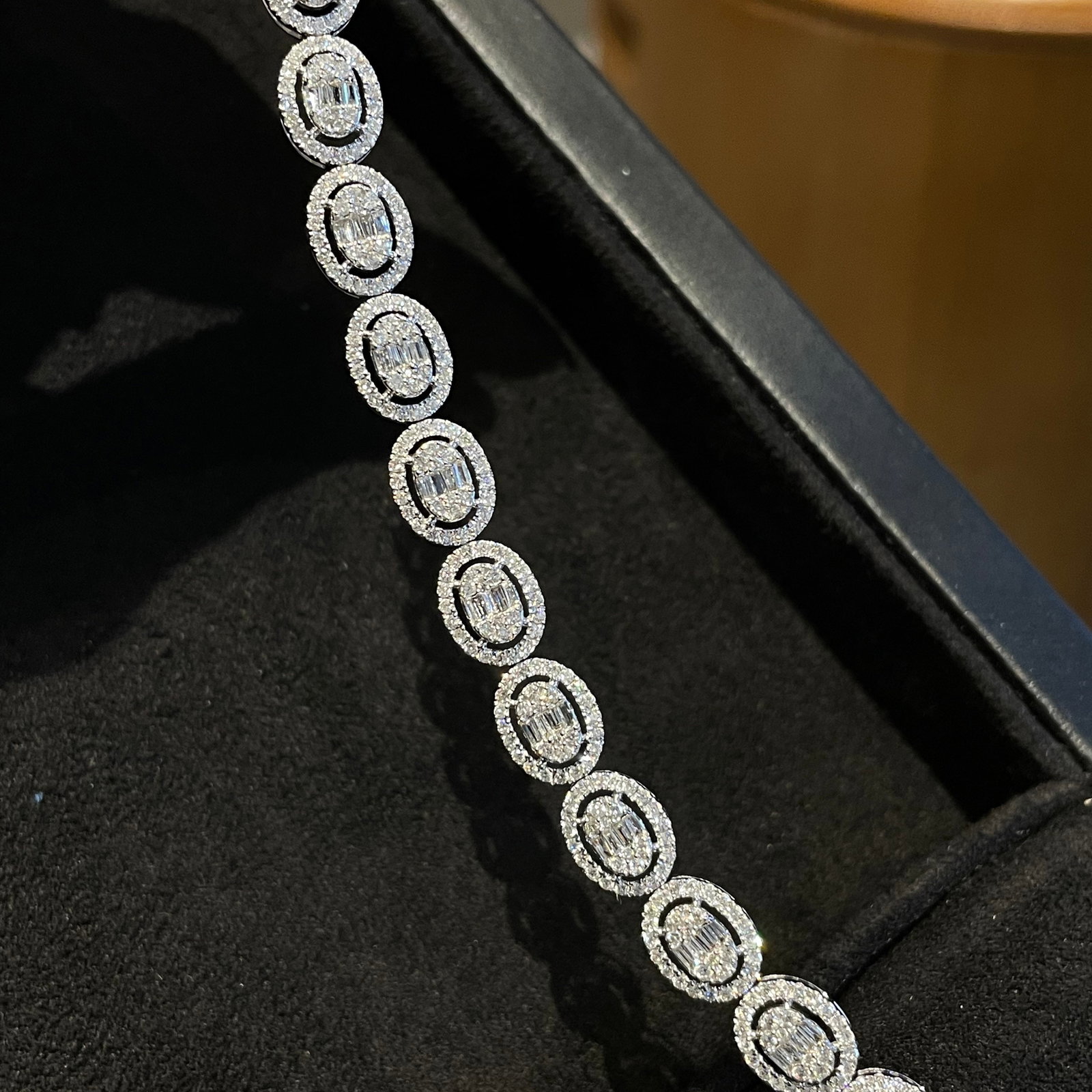 14k Gold 3.00 Ct Natural H Diamond Bracelet: Ref:231104180 // gold content:14k gold // main gemstone:diamond // shape:multiple // carat weight:3. 00ct // clarity grade:vs-si // color:h // treatment:natural // Condition: New Low Estimate: