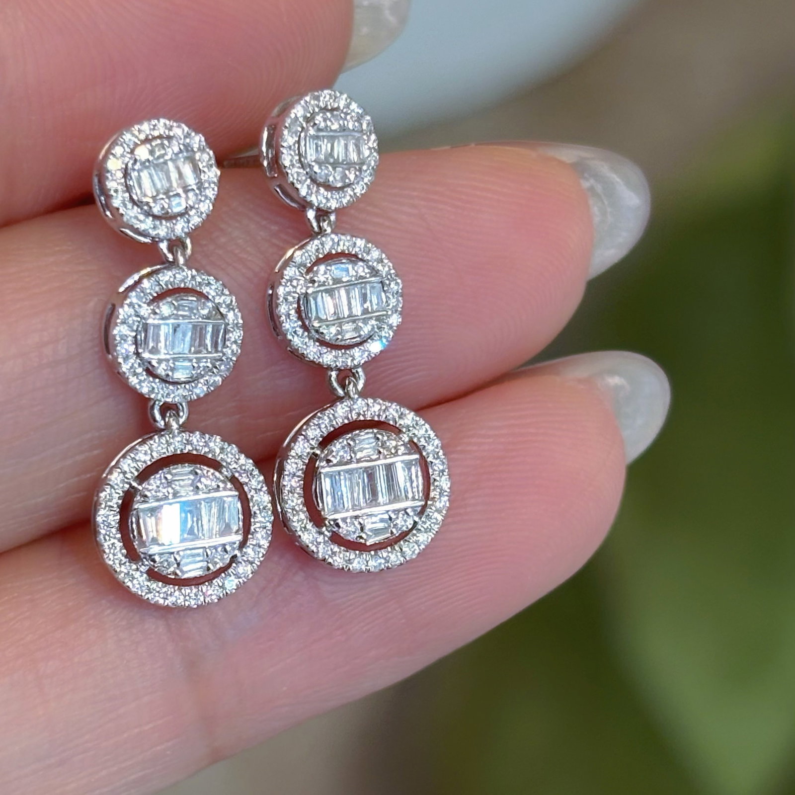 14k Gold 1 Ct Natural H Diamond Earrings: Ref:231104183 // gold content:14k gold // main gemstone:diamond // shape:multiple // carat weight:1ct // clarity grade:vs-si // color:h // treatment:natural // Condition: New Low Estimate: 2600.00