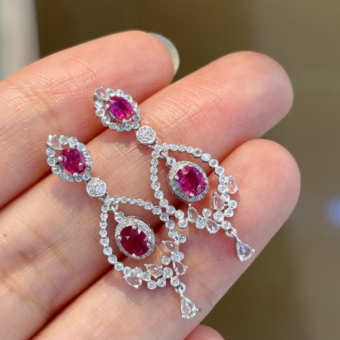 14k Gold 1.1 Ct Natural Ruby & Diamond Earrings: Ref:231104194 // gold content:14k gold // main gemstone:ruby // shape:oval // carat weight:1. 1ct // color:red // treatment:natural // // adjacent gemstone 2 : diamond // shape:multiple // clarity gra