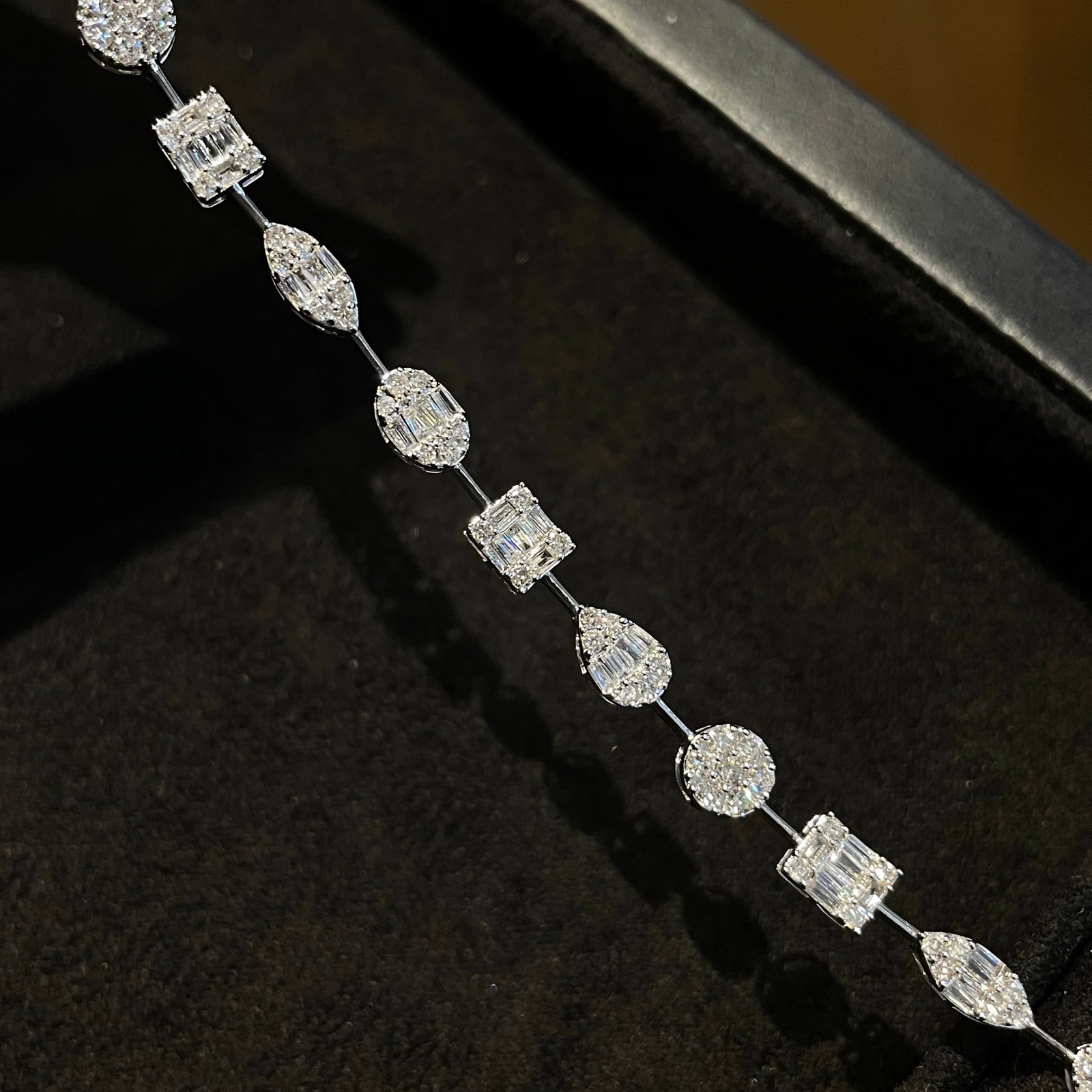 14k Gold 1.80 Ct Natural H Diamond Bracelet: Ref:231104208 // gold content:14k gold // main gemstone:diamond // shape:multiple // carat weight:1. 80ct // clarity grade:vs-si // color:h // treatment:natural // Condition: New Low Estimate: